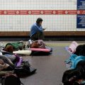 Les habitants de Kiev cherchent refuge dans le métro face aux bombardements