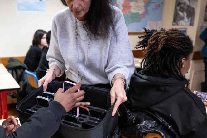 bd69f6fa-0cb0-4edf-9af7-d163ddaf83ce La promulgation de la loi sur l’interdiction des téléphones portables au lycée