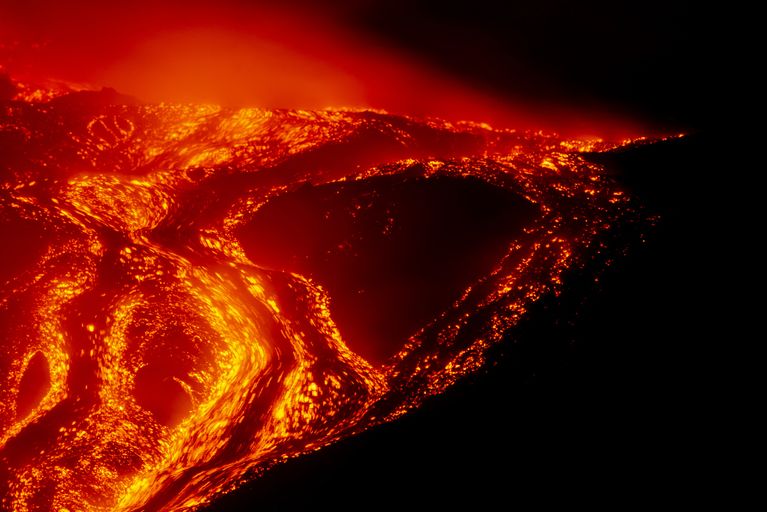 Volcanic activity intensifies at Mount Etna L’activité intense de l’Etna perturbe l’aéroport de Catane