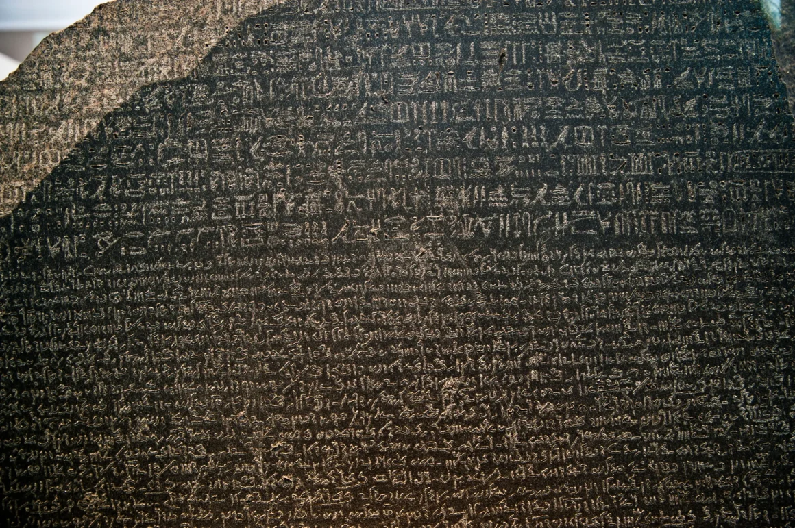 cc2b49ac-6f30-4536-81b7-5a49b56fa5bd L’énigme des pyramides : Entre fascination et théorie alternative