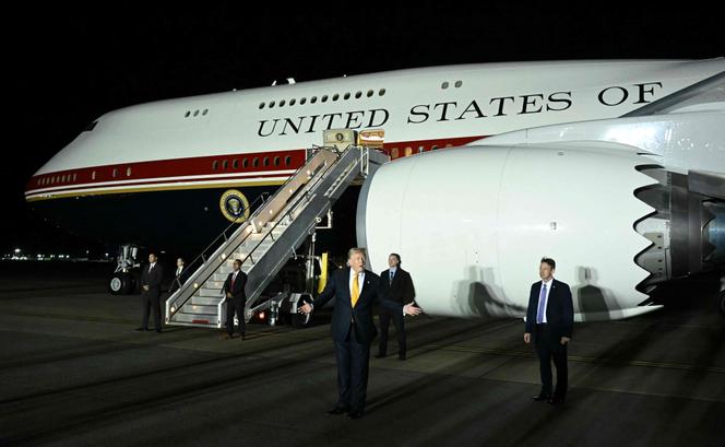 ceafd187-6afc-4328-ab79-926279f12e2c Donald Trump discrètement transféré d’un avion à un autre en raison de menaces iraniennes