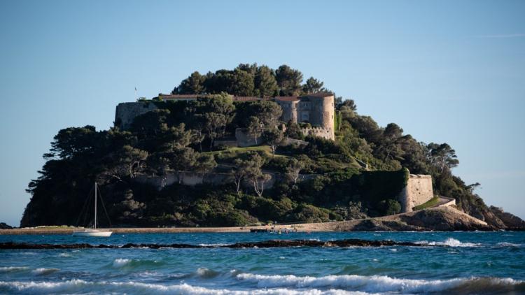 d45d309d-8dd5-499f-9436-e98692e49cfb Le Fort de Brégançon: Résidence Présidentielle et Symbole Historique