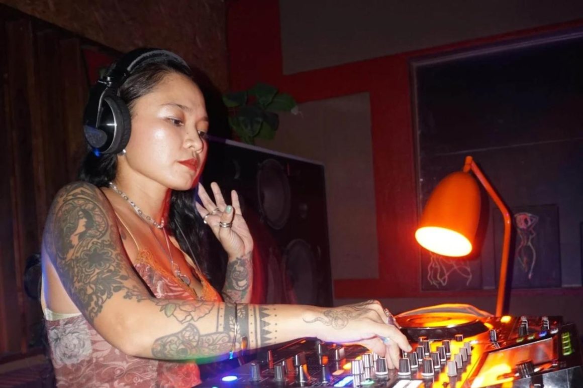 Des femmes DJ en Asie s&rsquo;unissent pour s&rsquo;imposer dans un monde dominé par les hommes