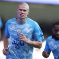 Erling Haaland adopte un nouveau look capillaire pour la saison