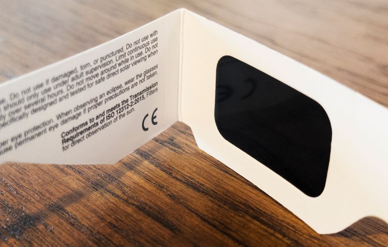 FRANCE-CE-SOLAR-ECLIPSE-PROTECTION-GLASSES L’éclipse solaire partielle en France : précautions et disponibilité des lunettes de protection