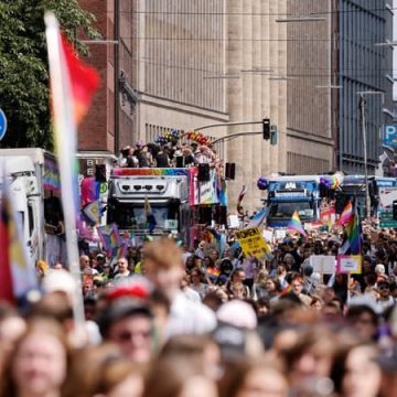 Grande participation à la marche des fiertés de Hambourg après l&rsquo;attaque de Berlin