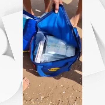 Des sacs de billets retrouvés sur une plage de Sicile