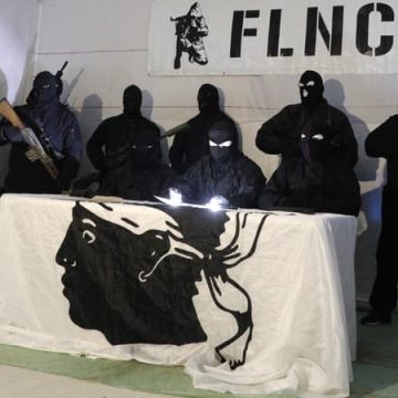 Tensions en Corse: Le FLNC s&rsquo;oppose à l&rsquo;autonomie et menace les nouveaux arrivants