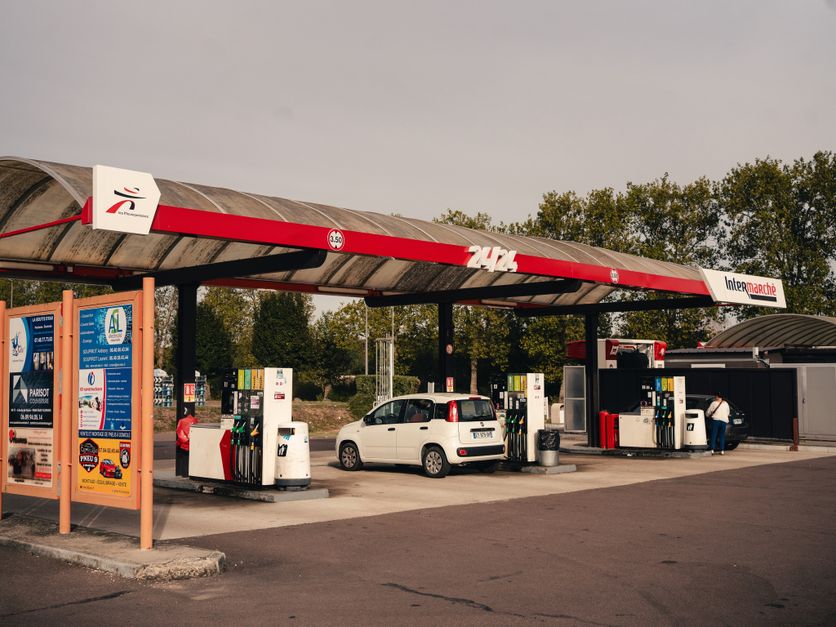 Vue de la sattion essence Intermarché de Saint-Florentin dans l'Yonne. La dépendance à la voiture à Saint-Florentin face à la crise des carburants
