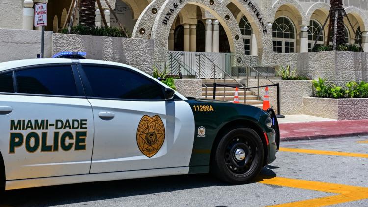 120bde3c-a8c5-420d-bcde-910169f01e28 Un homme arrêté en Floride pour s’être caché sous un lit d’hôtel