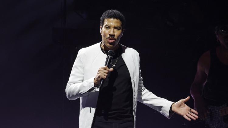 17c583f7-619c-4390-b1d2-a872dbdb69ed Hospitalisation de Lionel Richie après un concert mouvementé