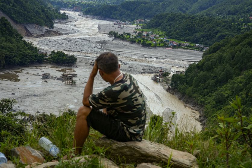 Nepal floods aftermath Des Jeunes Népalais Mobilisés Après un Glissement de Terrain Dévastateur