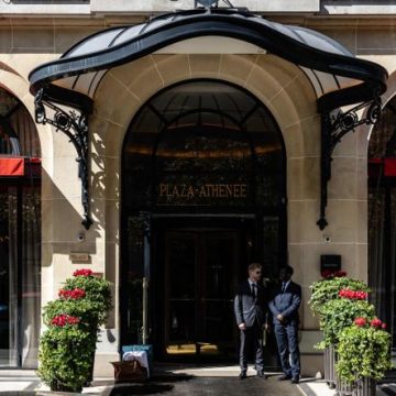 Vol spectaculaire au Plaza Athénée: Bijoux et montre de luxe dérobés