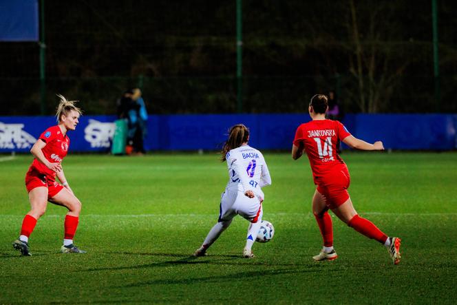31a604e3-b731-4615-8a3e-361db85da89f Défis du football féminin français face aux enjeux économiques