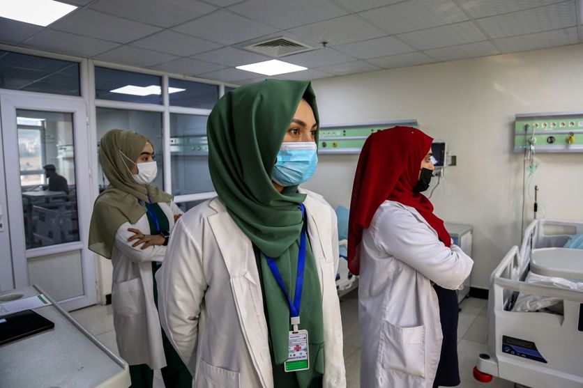 Taliban bans female medical education, Afghan female doctors and midwives face setback Les étudiants afghans en médecine sommés de quitter le Pakistan