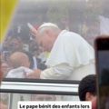 Le Pape Léon XIV bénit les enfants sur les Champs-Élysées