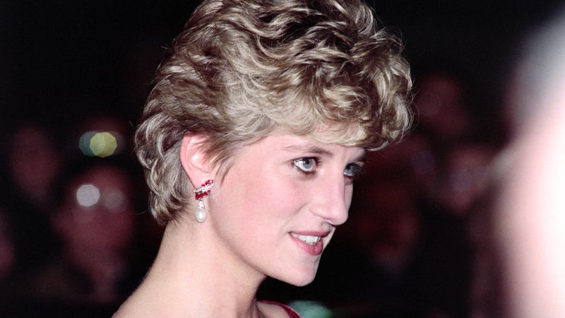 63aea06b-5380-43da-b02c-6dbf1405dbb3 La robe emblématique de la princesse Diana mise aux enchères