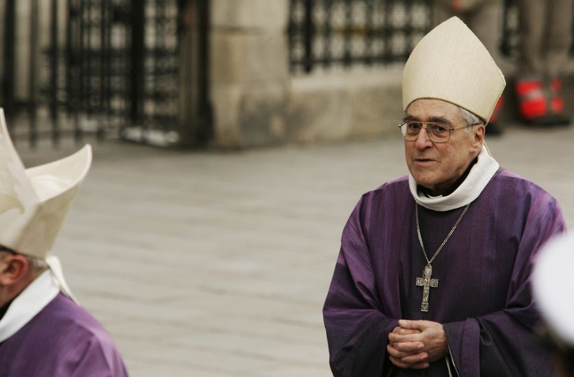 01/26/2007. The coffin of French priest Abbe Pierre is carried through the crowd after the funeral mass for Abbe Pierre at Notre Dame cathedral in Paris L’Héritage Spirituel du Cardinal Jean-Marie Lustiger
