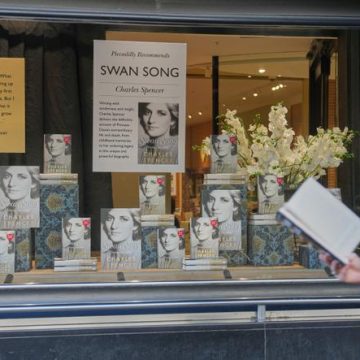795b7c02-0db2-4807-b021-2c52a82599d6 Le frère de la princesse Diana accuse Charles III dans un nouveau livre