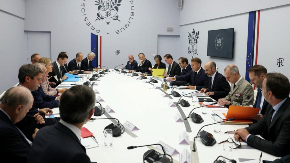 7c88af38-45ee-4260-8533-c50b61e8c535 Aménagement de la Salle Vega à l’Élysée pour les Réunions de Sécurité