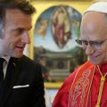 Emmanuel Macron n&rsquo;assistera pas aux messes du pape en France