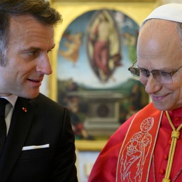 Emmanuel Macron n&rsquo;assistera pas aux messes du pape en France