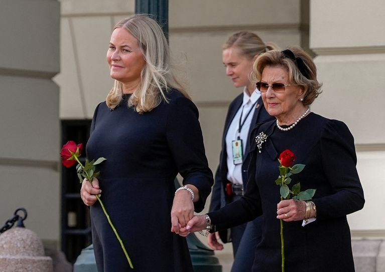 King Harald V is dead. L’absence remarquée de la reine Mette-Marit lors de l’investiture de Haakon VIII
