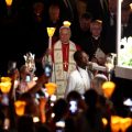 La procession aux flambeaux du pape Léon XIV à Lourdes