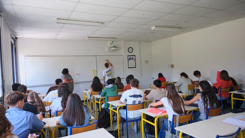 9f13939f-b972-4508-aa14-e708944f0779 L’insatisfaction des enseignants face à la rémunération et les disparités éducationnelles en France