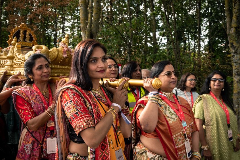 célébrations culturelles indiennes pour l'ouverture du premier temple hindou -mandir- en France La controverse de la fermeture de la Tour Eiffel lors de la visite du mouvement Baps
