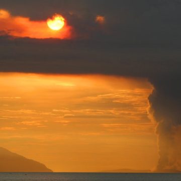 Éruption spectaculaire du volcan Anak Krakatoa en Indonésie