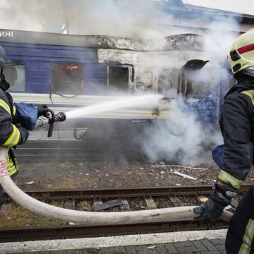 Frappes russes sur un train ukrainien : réactions et conséquences
