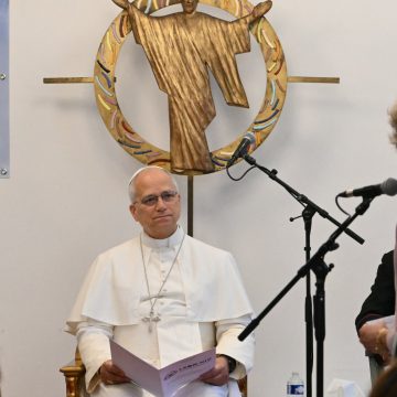 af7b3f0f-06f9-4634-9993-c8ce13027bf9 La visite du pape Léon XIV en France : un moment de rencontres et de célébrations