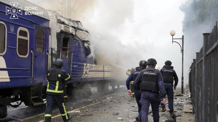 b0483ab2-d883-43c7-a49d-4a70b059c491 Volodymyr Zelensky accuse Moscou d’avoir ciblé délibérément un train ukrainien
