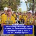 Les bénévoles chantent après le départ du Pape