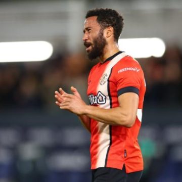 b3239e11-d199-44bb-9e3c-69b038e75ec6 Andros Townsend échappe à un accident avec un rouleau compresseur en Thaïlande