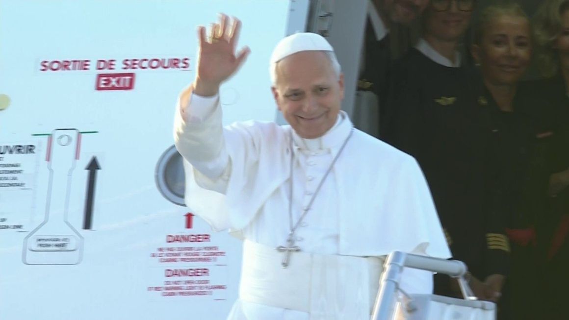 Le pape Léon XIV visite la France et se dirige vers Lourdes