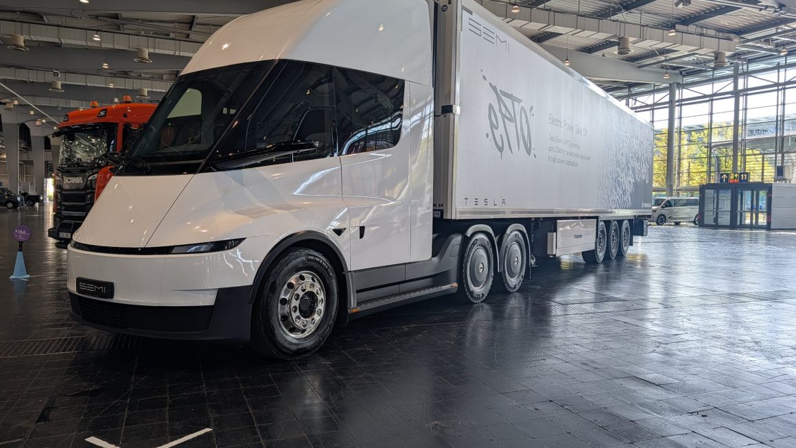 b83b178a-58b1-43fe-9460-fdc0f27fcde3 Le Tesla Semi débarque en Europe avec sept ans de retard