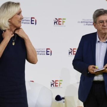 c271cf69-dafa-4ef3-8e30-de8b08df235b Jean-Luc Mélenchon : Évolution de sa position sur le voile islamique