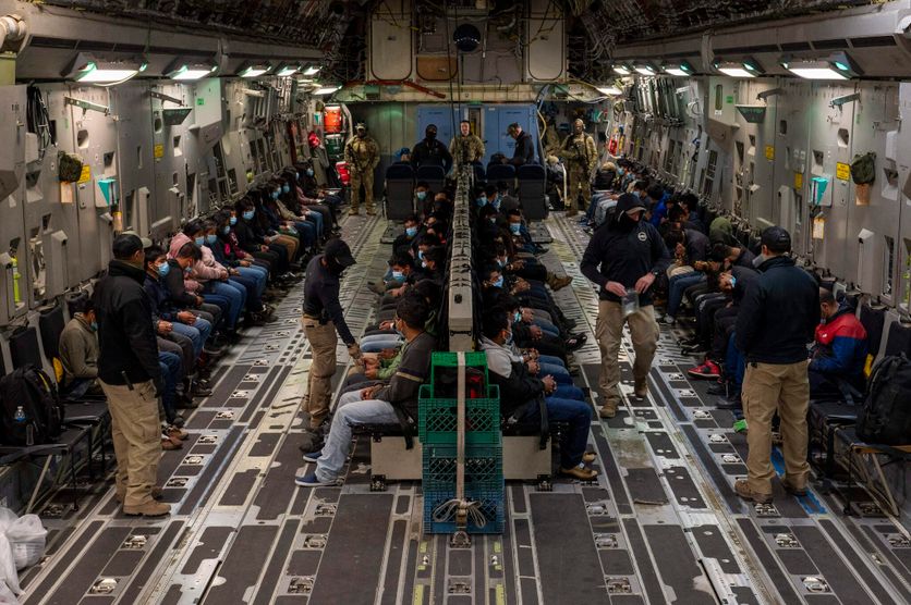 Military Deportation Flights for Illegal Immigrants Témoignage sur la violence des expulsions par l’ICE