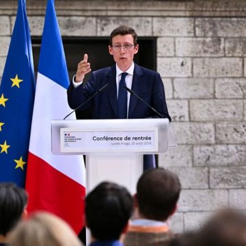 FRANCE-POLITICS-GOVERNMENT-EDUCATION Retard du Questionnaire sur les Violences Sexuelles dans les Écoles