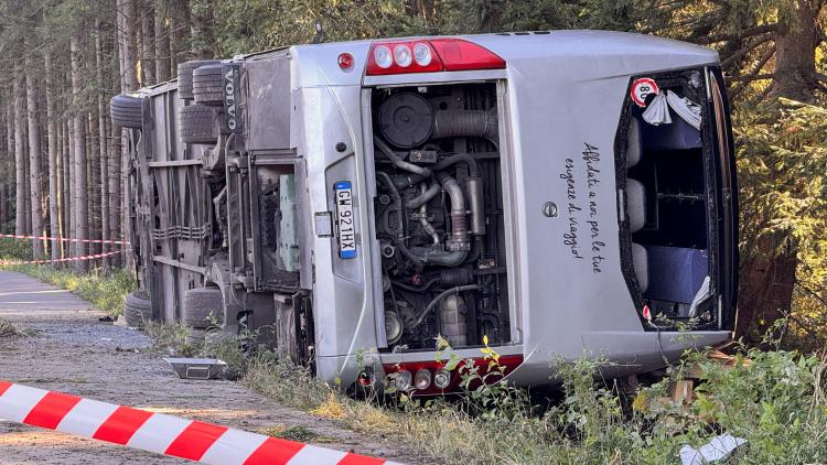 deb6e454-efa6-45cb-bc23-f148d09da28a Accident tragique: un autocar de touristes se renverse en Bavière