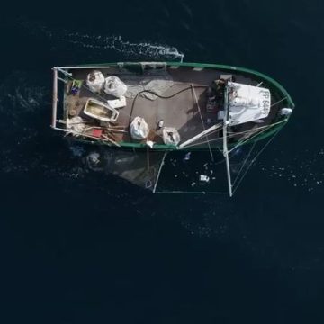 Un chalutier lutte contre les déchets en mer à Saint-Jean-de-Luz