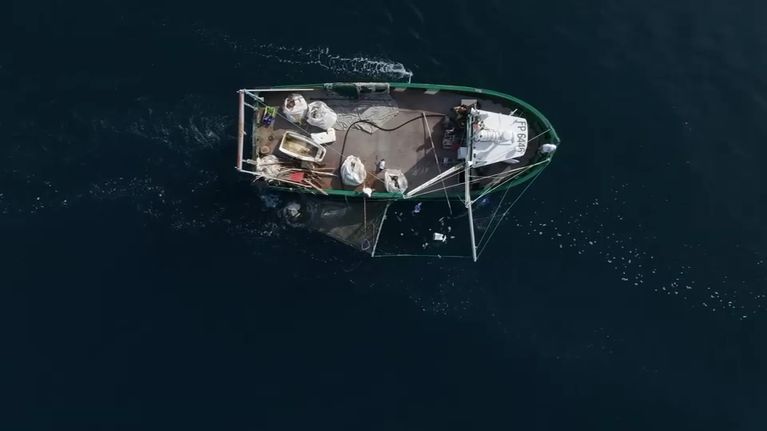 f1c566ec-1aa8-4a4c-862a-483f56c255d2 Un chalutier lutte contre les déchets en mer à Saint-Jean-de-Luz