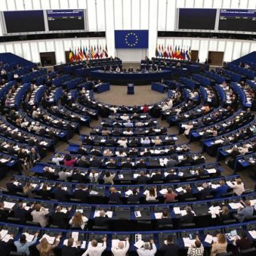 f65745f9-8a04-4943-8a23-c0d35b27f672 Retrait de deux oligarques de la liste des sanctions de l’UE