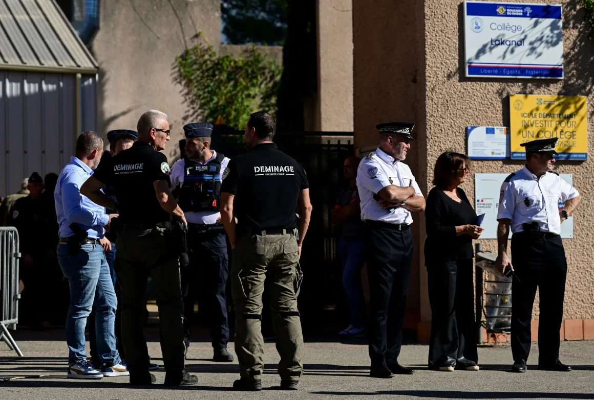 1197d623-593b-4319-a5c8-0bb38e540050 Un collégien influencé par une mouvance ultraviolente mis en détention