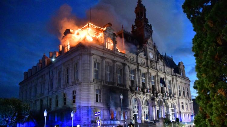 14d7af1c-34d1-47a1-9e9f-3384ad792de2 Incendies et dégradations lors des manifestations en France
