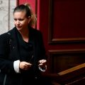 Mathilde Panot et la controverse du ruban rose