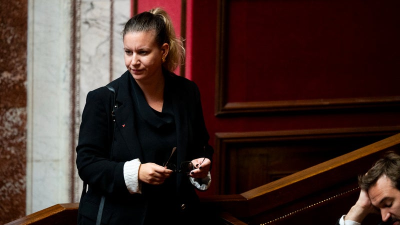 1f989f1e-5803-46e1-b1a7-ef8f744d96aa Mathilde Panot et la controverse du ruban rose