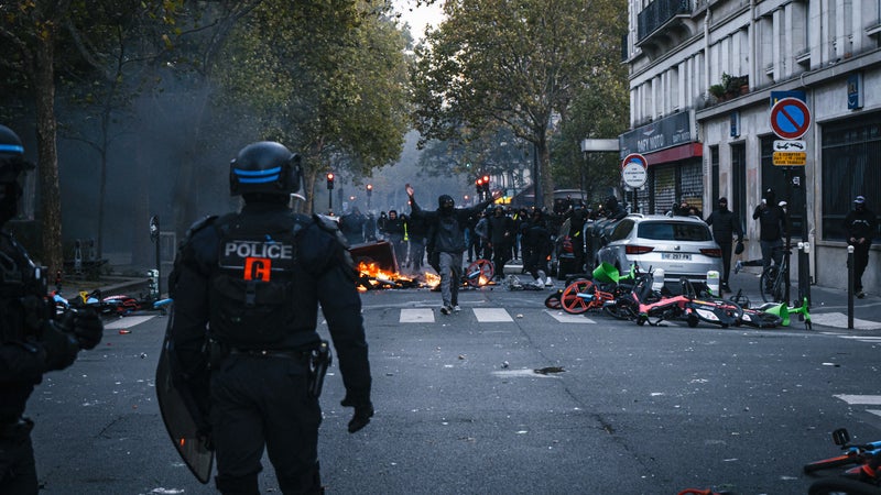 3a308c89-8c9b-4e5c-993b-9744351cd731 La journée chaotique du 17 octobre : un champ de bataille à Paris